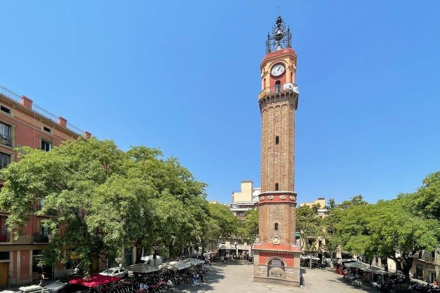 Imatge a color de la torre del rellotge a la plaça Rius i Taulet