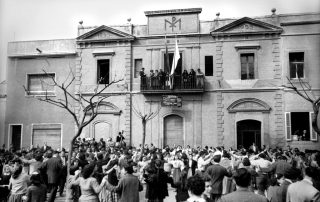 Fotografia antiga en blanc i negre d'una festa popular a una plaça