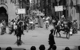 Fotografia antiga en blanc i negre de veïns de Gràcia i la guàrdia urbana a caball