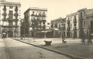 Fotografia antiga en blanc i negre de la plaça Rovira