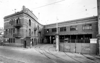 Fotografia antiga en blanc i negre de l'entrada de cotxeres