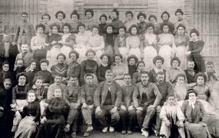 Fotografia antiga en blanc i negre d'homes i dones treballadors
