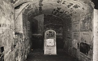 Fotografia antiga en blanc i negre de l'interior d'un refugi antiaeri