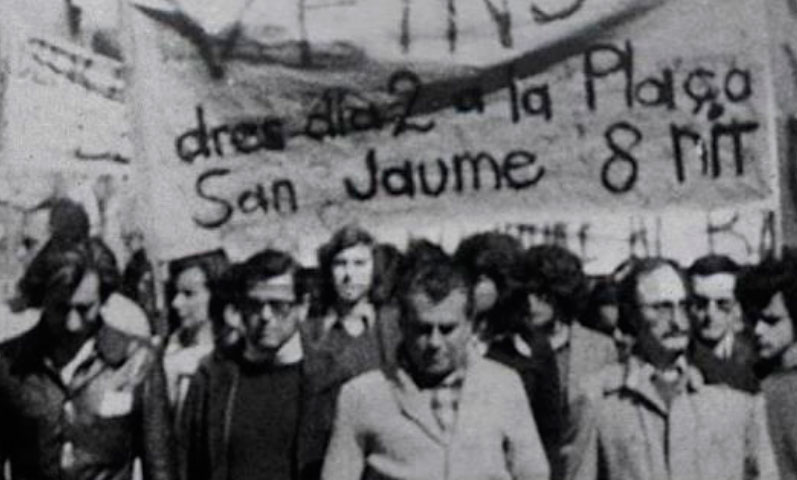 Fotografia en blanc i negre d'una manisfestació després de la mort de Franco